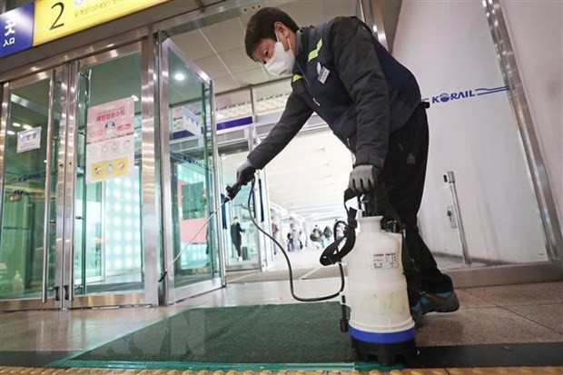 Tiến hành khử trùng nhằm phòng ngừa dịch bệnh viêm phổi do virus corona mới tại nhà ga Seoul, Hàn Quốc ngày 27/1/2020. (Nguồn: YONHAP/TTXVN)