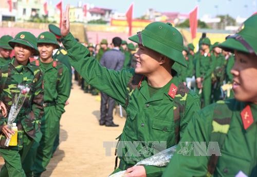 Các tân binh Hải Phòng hăng hái lên đường nhập ngũ năm 2017. Ảnh: Lâm Khánh/TTXVN