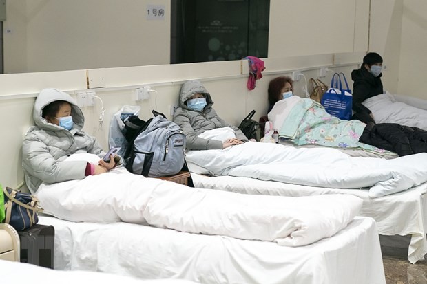 Bệnh nhân nhiễm virus nCoV được điều trị tại một bệnh viện dã chiến ở Vũ Hán. (Ảnh: THX/TTXVN)