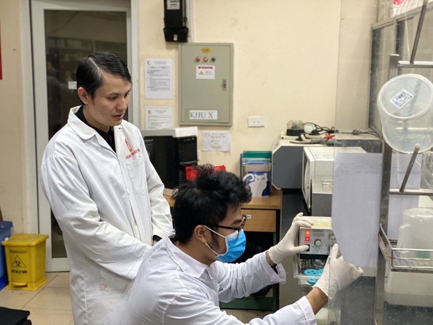 TS Lê Quang Hoà cùng đồng nghiệp tại phòng thí nghiệm tại Viện Công nghệ Sinh học và Công nghệ Thực phẩm, ĐH Bách khoa Hà Nội. Ảnh: HUST