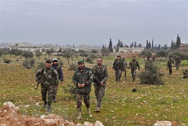 Quân đội Syria tiến vào làng Tall Touqan, vùng lân cận tỉnh Idlib, Tây Bắc Syria ngày 5/2/2020. (Ảnh: AFP/TTXVN)
