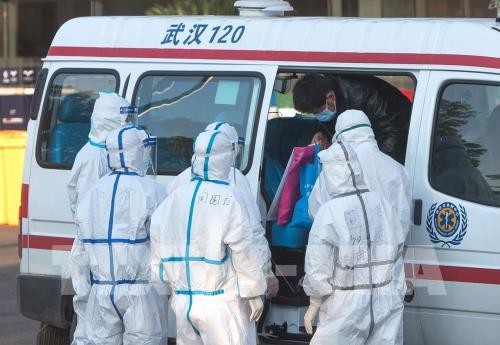 Bệnh nhân nhiễm COVID-19 được đưa tới điều trị tại bệnh viện dã chiến ở Vũ Hán, tỉnh Hồ Bắc, Trung Quốc, ngày 12/2/2020. Ảnh: THX/TTXVN