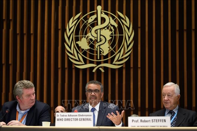 Tổng Giám đốc Tổ chức Y tế Thế giới (WHO) Tedros Adhanom Ghebreyesus (giữa) trong cuộc họp báo sau Hội nghị quốc tế về virus corona chủng mới COVID-19 tại Geneva, Thụy Sĩ ngày 12/2/2020. Ảnh: AFP/TTXVN