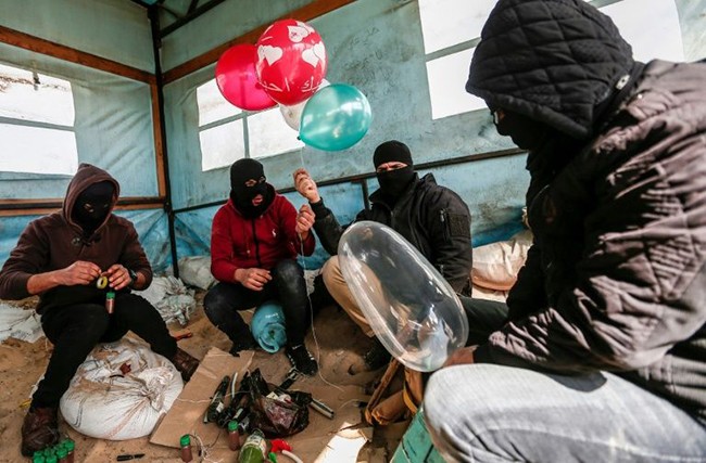 Người Palestine tại Dải Gaza tận dụng bóng bay làm vũ khí. Ảnh: AFP