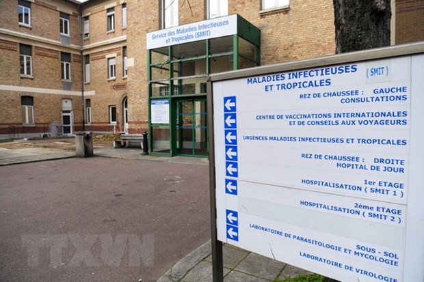 Lối vào khu vực bệnh truyền nhiễm và nhiệt đới thuộc bệnh viện Bichat, nơi điều trị cho 2 bệnh nhân nhiễm virus corona, tại Paris, Pháp, ngày 25/1 vừa qua. (Ảnh: AFP/TTXVN)