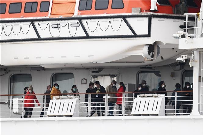 Các hành khách trên tàu du lịch Diamond Princess tại khu vực cách ly cảng Yokohama, Nhật Bản, ngày 14/2. Ảnh: AFP/TTXVN