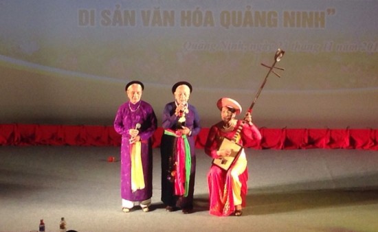 Nghệ nhân Lê Thị Lộc (người đánh đàn) trong một tiết mục hát nhà tơ, hát múa cửa đình. Ảnh: Long Vũ