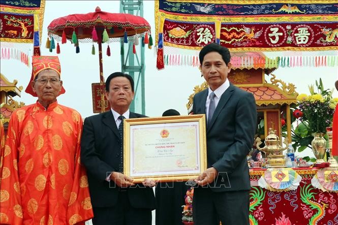 Ông Huỳnh Văn Hùng, Giám đốc Sở Văn hóa và Thể thao Đà Nẵng (bên trái) trao Bằng chứng nhận Lễ hội Cầu ngư thành phố Đà Nẵng là Di sản văn hóa phi vật thể quốc gia cho đại diện Ban tổ chức Lễ Cầu ngư.