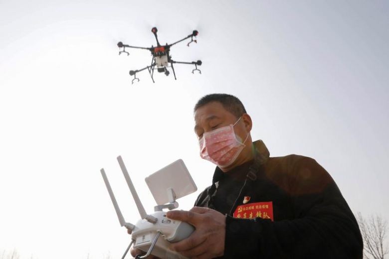 Sử dụng máy bay không người lái để phun thuốc khử trùng tại tỉnh Hà Nam (Trung Quốc) ngày 31/1/2020. Ảnh: AFP