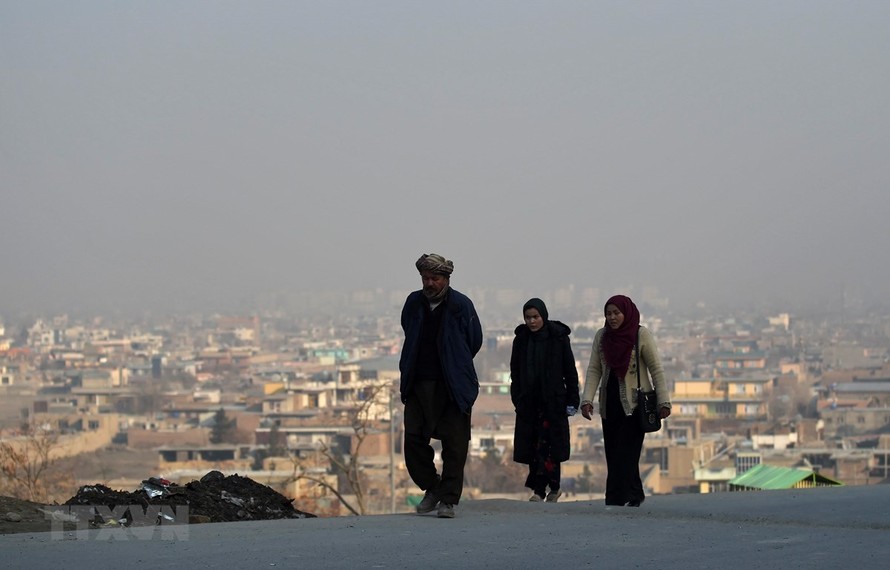 Người dân di chuyển trên đường phố tại Kabul, Afghanistan, khi lệnh ngừng bắn một phần có hiệu lực ngày 22/2/2020. (Ảnh: AFP/ TTXVN)