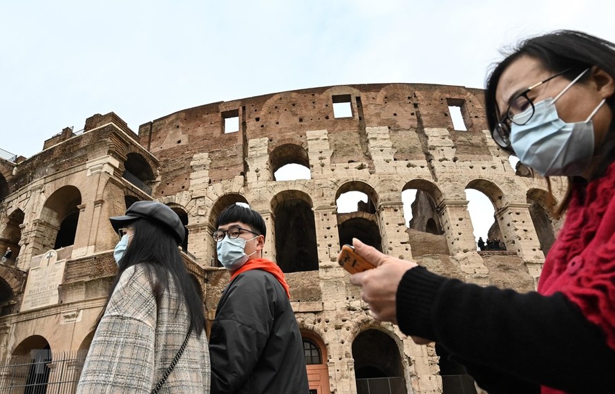 Khách du lịch đeo khẩu trang để phòng tránh lây nhiễm COVID-19 tại Rome, Italy, ngày 31/1/2020. (Ảnh: AFP/TTXVN)