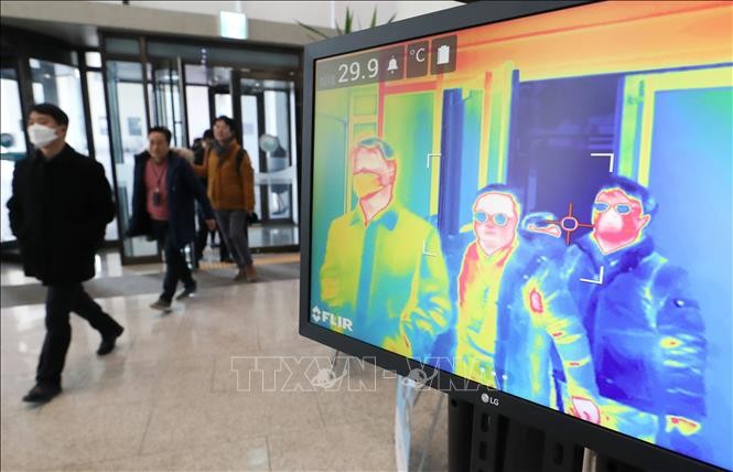 Máy quét thân nhiệt được lắp đặt tại khu nhà Chính phủ ở Sejong, Hàn Quốc, ngày 24/2/2020. Ảnh: Yonhap/ TTXVN
