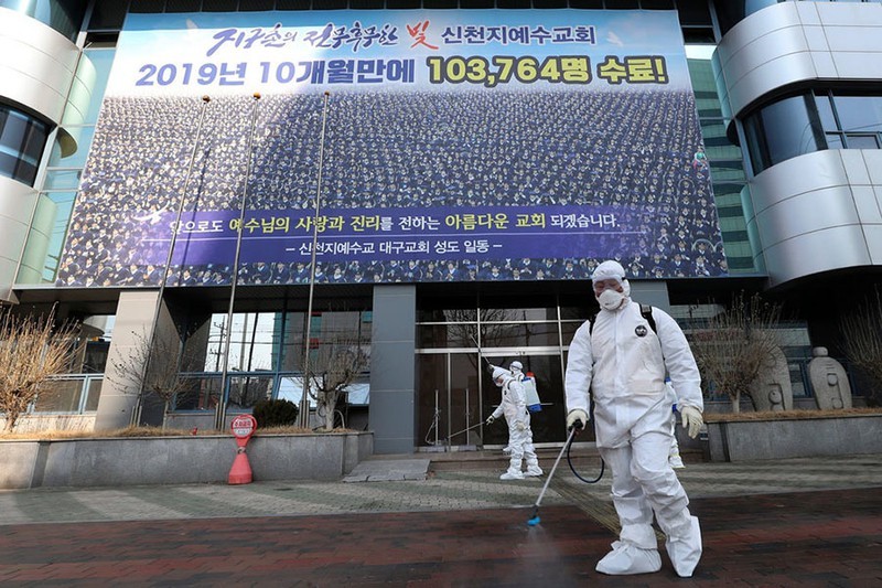 Phun khử trùng tại nhà thờ giáo phái Shincheonji ở Daegu, Hàn Quốc. Ảnh: Korean Times.