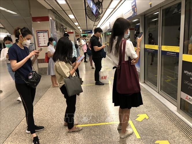 Người dân Thái Lan đeo khẩu trang tự bảo vệ mình trước dịch COVID-19 khi đi tàu điện ngầm ở thủ đô Bangkok. Ảnh: Ngọc Quang/PV TTXVN tại Thái Lan