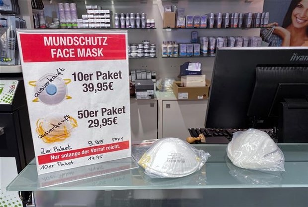 Một cửa hàng tại Berlin, Đức, thông báo 'Hết hàng' khẩu trang trong bối cảnh bùng phát dịch COVID-19, ngày 28/2/2020. (Nguồn: AFP/TTXVN)