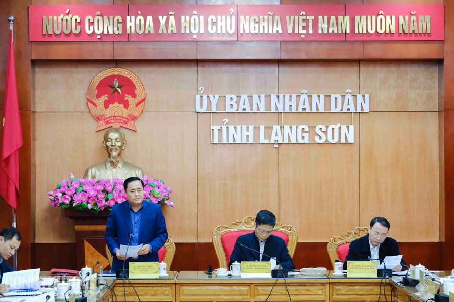 Ông Hồ Tiến Thiệu - Phó Chủ tịch phụ trách UBND tỉnh Lạng Sơn báo cáo tình hình phòng chống dịch và hoạt động xuất nhập khẩu trên địa bàn tỉnh