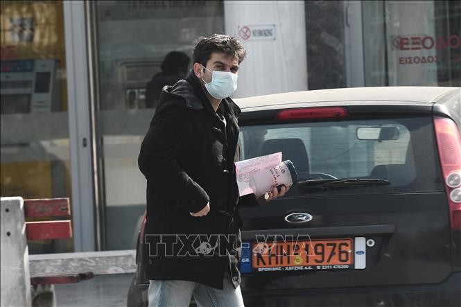 Người dân đeo khẩu trang phòng tránh dịch COVID-19 tại Thessaloniki, Hy Lạp, ngày 26/2. Ảnh: AFP/TTXVN
