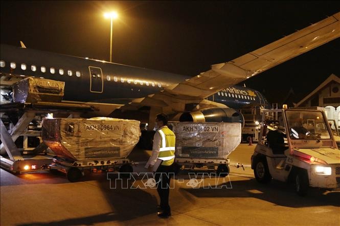 Những thùng hàng là thiết bị y tế viện trợ đầu tiên được dỡ xuống sau khi chuyên cơ của Vietnam Airlines vận chuyển an toàn tới Sân bay quốc tế Wattay vào lúc 0h10 sáng 4/4.