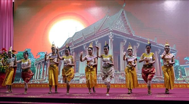 Múa chào mừng Tết Chôl Chhnăm Thmây của đồng bào Khmer tại Sóc Trăng. Ảnh tư liệu: Trung Hiếu/TTXVN