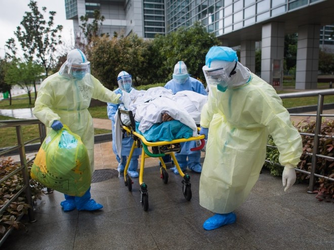 Nhân viên y tế chuyển bệnh nhân nhiễm COVID-19 tới bệnh viện ở Vũ Hán,tỉnh Hồ Bắc, Trung Quốc, ngày 29/3/2020. Ảnh: THX/TTXVN