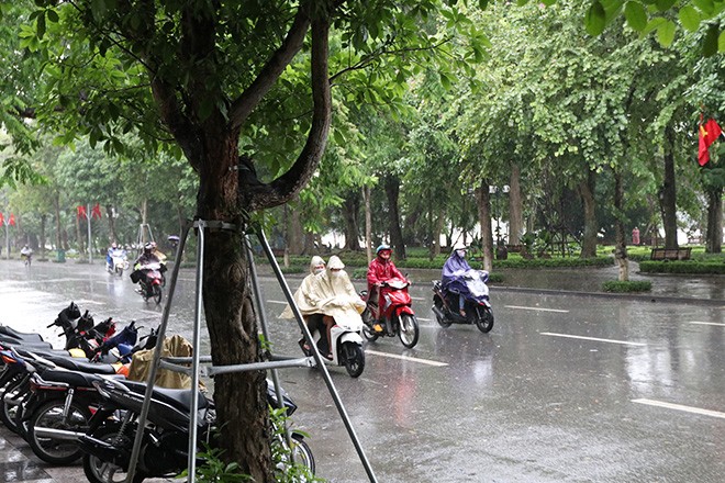 Dù sáng sớm Hà Nội có mưa to, nhưng người dân vẫn đổ ra đường khá đông.
