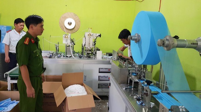 Nhiều doanh nghiệp đang nhập số lượng lớn máy sản xuất khẩu trang y tế từ Trung Quốc.