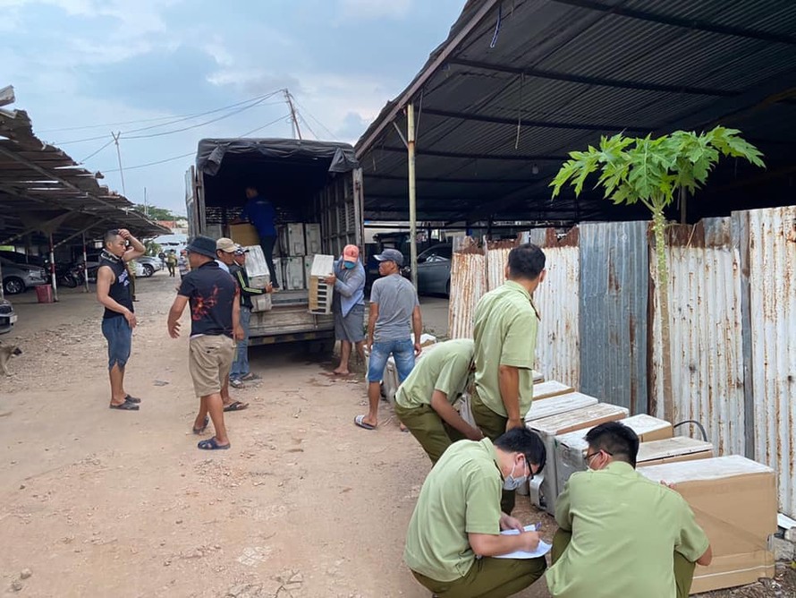 Lực lượng chức năng kiểm tra kho hàng trên đường Kênh 19/5, quận Tân Phú, TP. Hồ Chí Minh. 