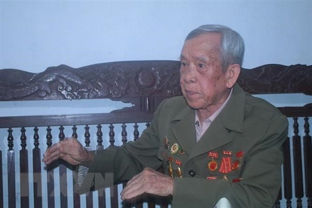 Cựu chiến binh Lưu Bá Chịch kể về những ngày tháng làm y tá trên cứ điểm C2 (Điện Biên Phủ). (Ảnh: Chu Hiệu/TTXVN)