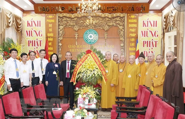 Phó Thủ tướng Thường trực Chính phủ Trương Hoà Bình tặng hoa chúc mừng Trung ương Giáo hội Phật giáo Việt Nam nhân Đại lễ Phật đản 2020-Phật lịch 2564. (Ảnh: Phương Hoa/TTXVN)