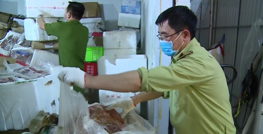 Nóng: Bắt giữ hơn 6 tấn thực phẩm đông lạnh nhập lậu tại Hà Nội