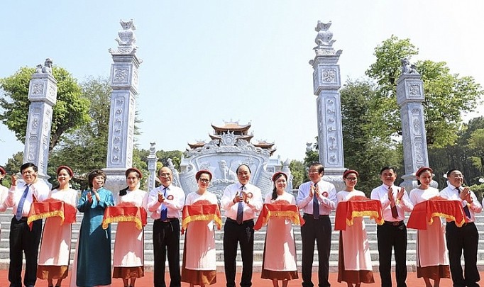 Thủ tướng Nguyễn Xuân Phúc cùng các đại biểu thực hiện nghi thức cắt băng khánh thành Đền Chung Sơn - Đền thờ Gia tiên Chủ tịch Hồ Chí Minh.