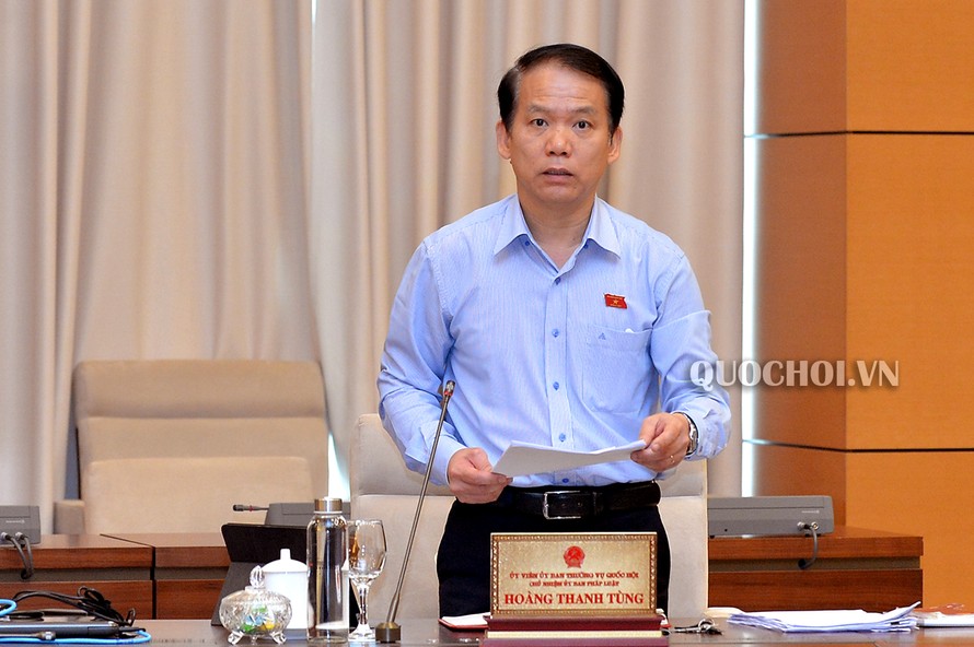 Chủ nhiệm Ủy ban Pháp luật Hoàng Thanh Tùng trình bày Báo cáo Thẩm tra Dự thảo Nghị quyết về thí điểm tổ chức mô hình chính quyền đô thị và một số cơ chế, chính sách đặc thù phát triển thành phố Đà Nẵng.