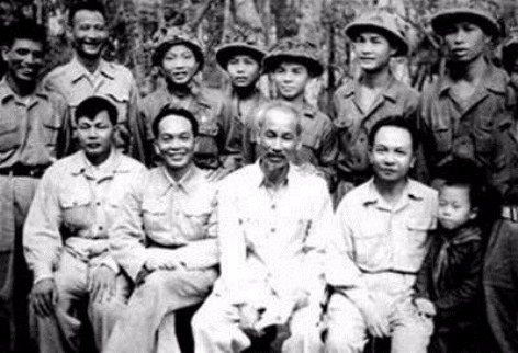 Bác Hồ chụp ảnh kỷ niệm với chiến sĩ Điện Biên mừng sinh nhật Bác (19/5/1954)