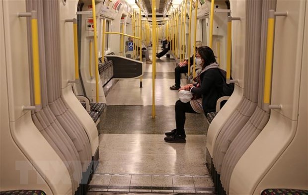 Hành khách di chuyển bằng tàu điện ngầm của hãng Tfl ở London, Anh ngày 14/5/2020. (Ảnh: AFP/TTXVN)