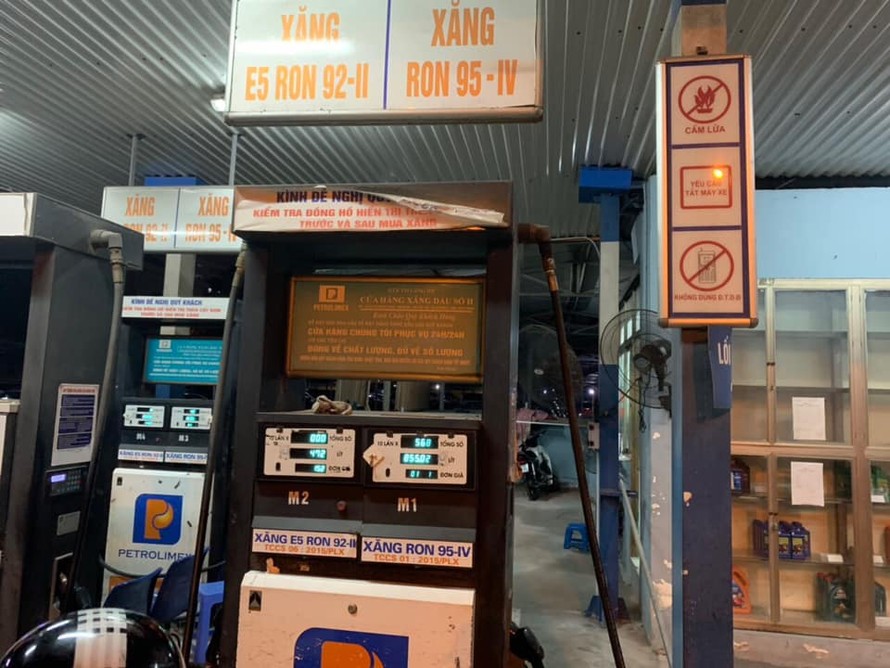 Cửa hàng xăng dầu số ll (thuộc Hợp tác xã Thương mại Láng Hạ) tại địa chỉ 95 Vũ Ngọc Phan, Đống Đa, Hà Nội.