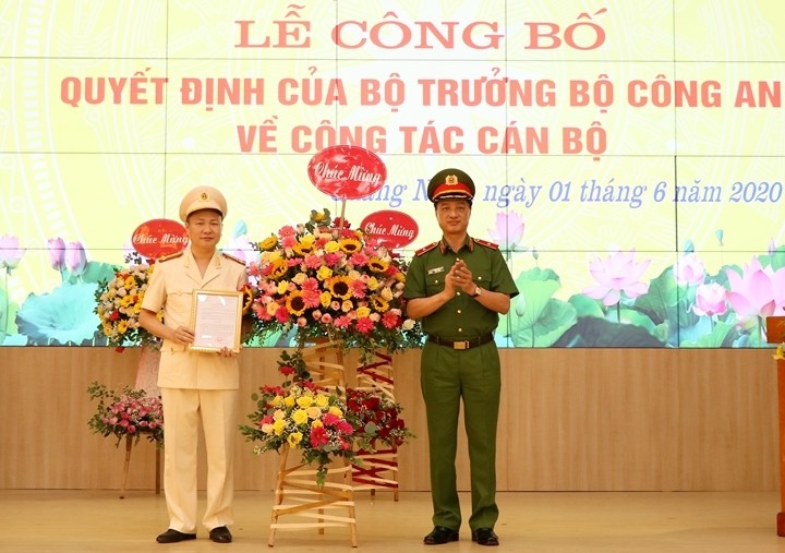 Thiếu tướng Nguyễn Duy Ngọc trao quyết định và chúc mừng Đại tá Nguyễn Ngọc Lâm.