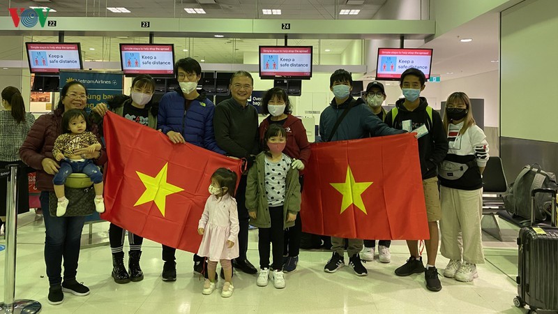 Đại sứ Việt Nam tại Australia Ngô Hướng Nam (đứng giữa) ra sân bay Sydney tiễn bà con về nước.