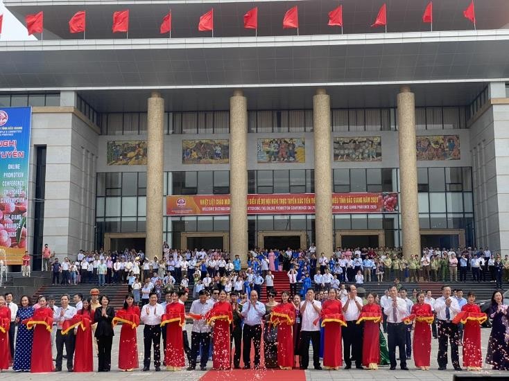 Thủ tướng Nguyễn Xuân Phúc và các đại biểu cắt băng xuất hành đoàn xe vải thiều tiêu thụ tại thị trường trong nước và quốc tế