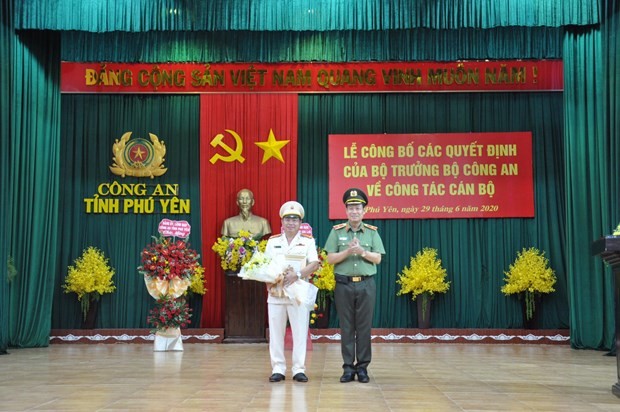 Thiếu tướng Lê Tấn Tới, Thứ trưởng Bộ Công an trao quyết định cho Đại tá Phan Thanh Tám. (Ảnh: CTV)