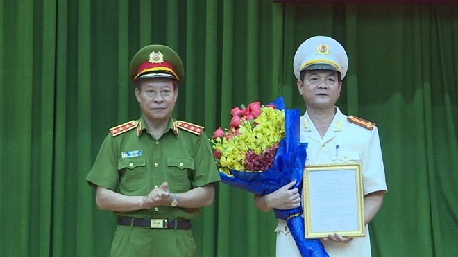 Thượng tướng Lê Quý Vương trao quyết định và chúc mừng Đại tá Lê Hồng Nam.