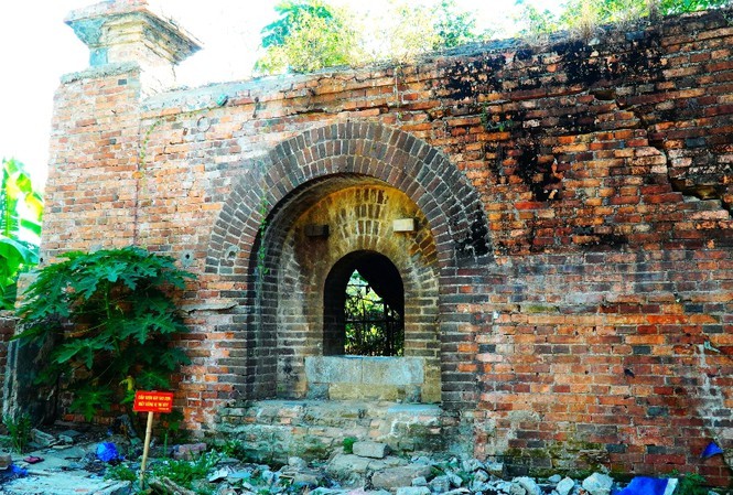 Chiếc cổng nhỏ này từng là nơi dùng đặt đại bác phòng thủ thời nhà Nguyễn.