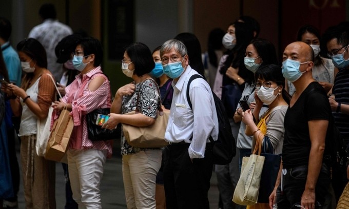 Người dân Hong Kong đeo khẩu trang trên đường phố hôm 10/7. Ảnh: AFP.