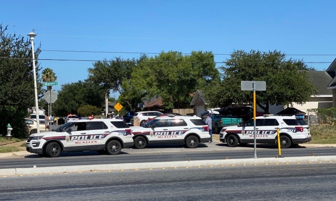 Cảnh sát tại hiện trường vụ nổ súng ở McAllen, Texas. Mỹ, hôm 11/7. Ảnh: CNN.
