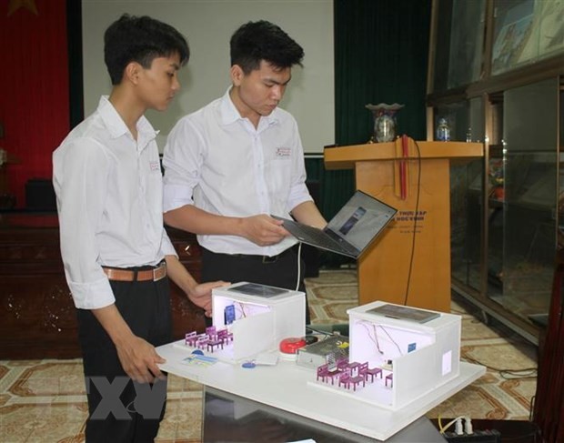 Học sinh Đào Thái Bình Dương và Nguyễn Quang Huy hoàn thiện sáng kiến. (Ảnh: Thùy Dung/TTXVN)