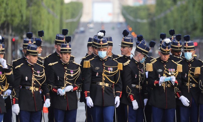 Binh sĩ Pháp tham gia duyệt binh tập trung cuối đại lộ Champs-Elysees, Paris, ngày 14/7. Ảnh: AFP.