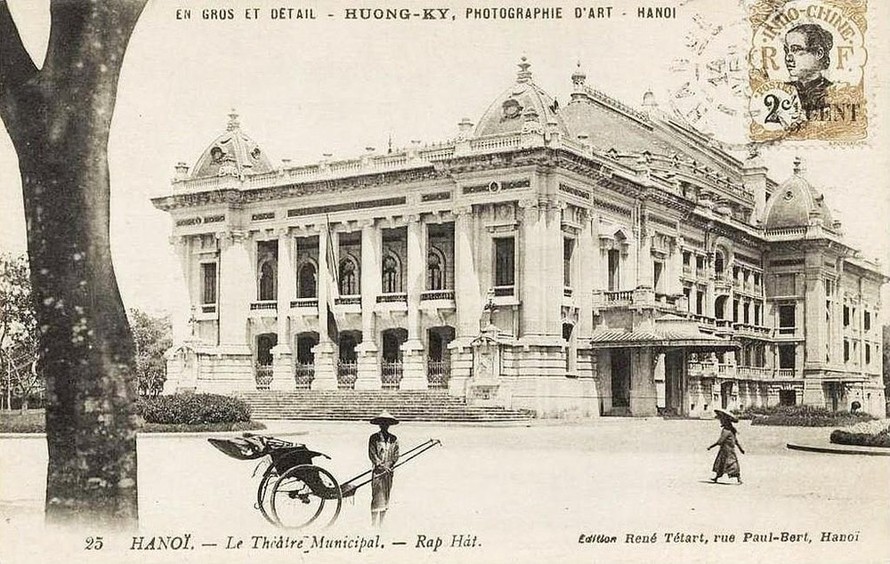 Nhà hát Lớn Hà Nội trong một bưu thiếp đầu thế kỷ 20. Nguồn: kienthuc.net.vnKhu đất xây dựng Nhà hát Lớn vốn là vũng lầy