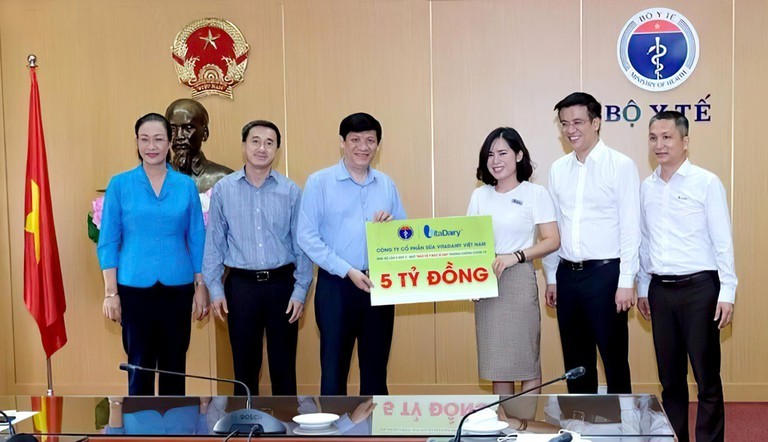 Bà Nguyễn Thị Hà - Tổng giám đốc Công ty VitaDairy trao 5 tỉ đồng cho đại diện Bộ Y tế - GS-TS Nguyễn Thanh Long - quyền Bộ trưởng Bộ Y tế.