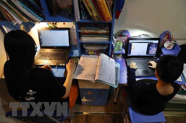 Học sinh học trực tuyến trong thời gian giãn cách xã hội phòng chống dịch COVID-19. (Ảnh: TTXVN)
