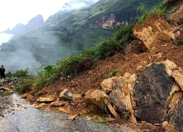 Mưa lũ khiến hàng trăm mét khối đất đá tràn xuống đường giao thông đi các xã biên giới của huyện Mèo Vạc (Hà Giang). (Nguồn: TTXVN phát)
