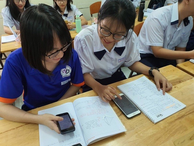 Học sinh trường THPT Nguyễn Du (quận 10, TP HCM) trong một tiết học có sử dụng điện thoại dưới sự hướng dẫn của giáo viên. Ảnh: Huỳnh Phú